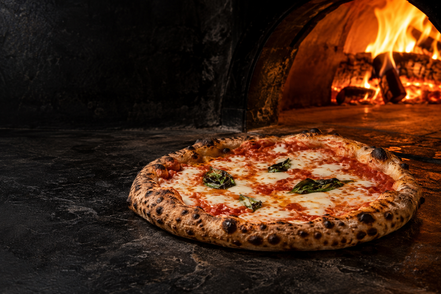 Konceptbild av en napolitansk pizza framför en glödande ugn